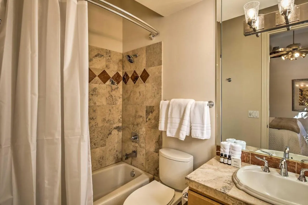 סקוטסדייל Lavish Paradise Valley Home With Sports Court And Pool בית נופש